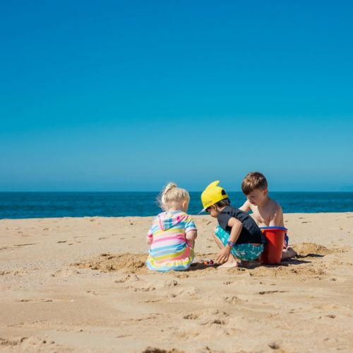 Vacaciones en la costa: disfrutar de la playa con total seguridad